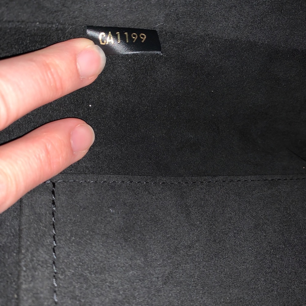 Louis Vuitton MM V Tote - Picture 6 of 8